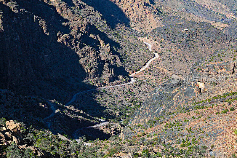 在阿曼，穿过Al Hajar山脉的崎岖道路